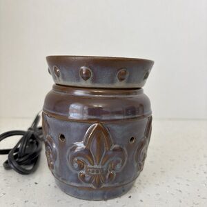 Scentsy Warmer Chateau MSW-CHAT with extra bulbs and scents